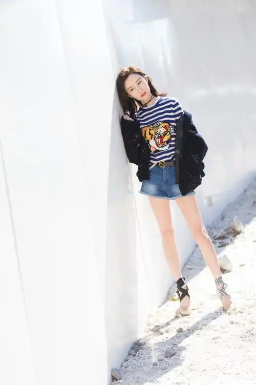 新浪娱乐讯 演员舒畅3月22日在微博晒出照片,她眼角眉梢尽显风情,攻气