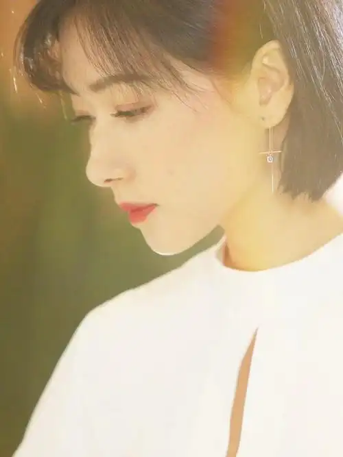 侧脸美女——万茜万茜曾经凭借一张孕期长发照片被夸盛_圈子-新氧美容