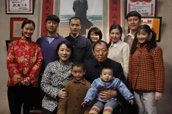 陈小艺倪大红主演年代剧《落叶长安》上海开播