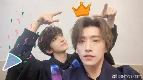 into1成员刘宇卡点为队友伯远庆生晒搞怪合影趣味十足