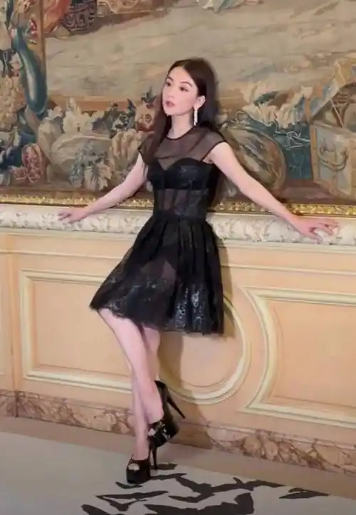 视频中可以看到,36岁的方媛身材火辣,皮肤白皙,尤其是一些又细又白的