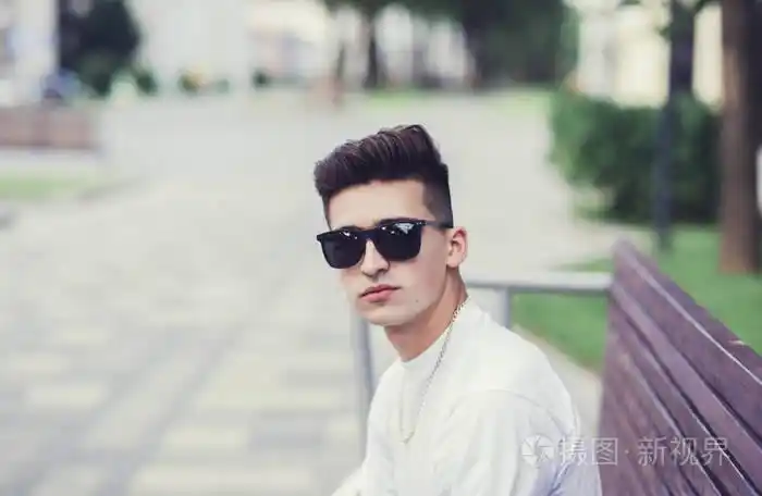 特写有魅力的时尚男士戴墨镜照片-正版商用图片0shcsu-摄图新视界