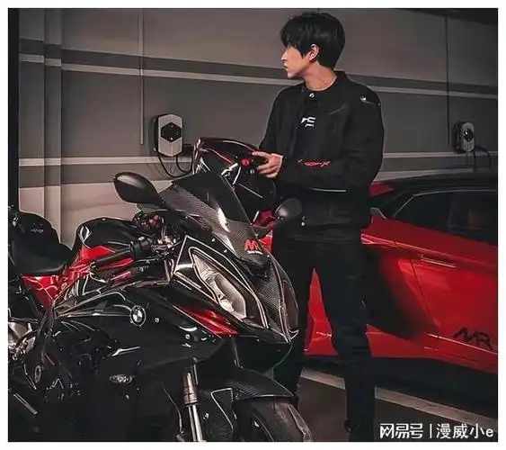 早年的白冰也送过快递打过工后,来攒了一些钱后开始玩机车,很快便挤进