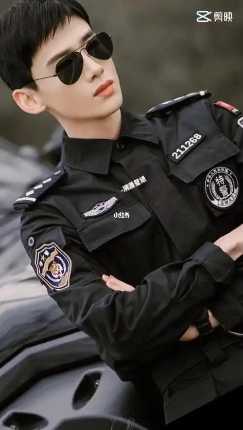 白敬亭警服帅炸了