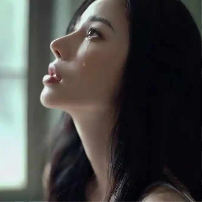 伤感流泪侧脸女生头像图片兜兜转转我们还是好聚好散了