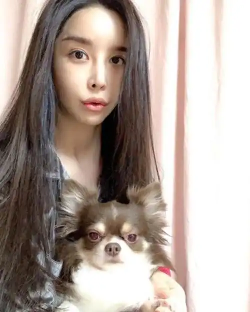 43岁韩国第一变性艺人嘟嘴卖萌晒近照,网友:看起来像20岁!