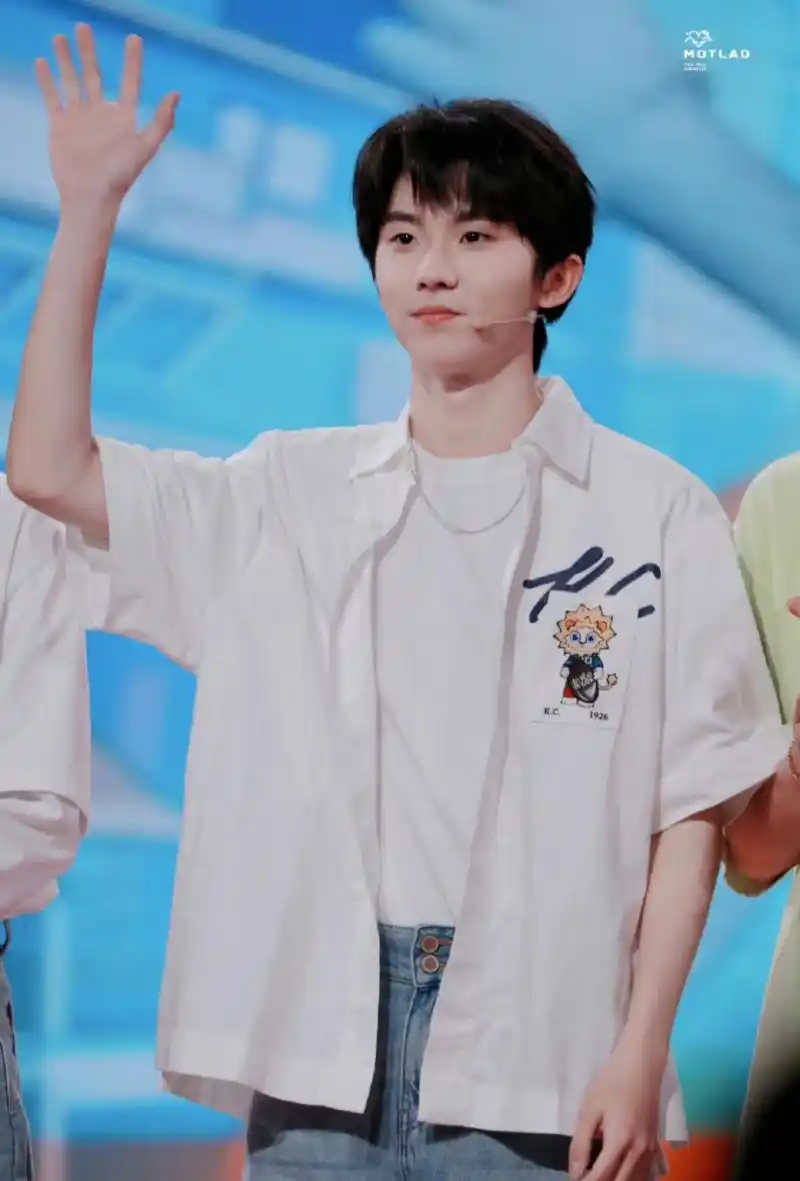 清清爽爽男大一妹啊!真的很喜欢马嘉祺穿白衬衫#时代少年团