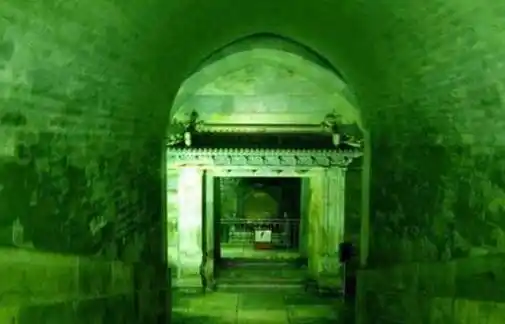 孙殿英盗慈禧的墓,手段极其残忍,敲掉慈禧牙齿,撕裂其下颚