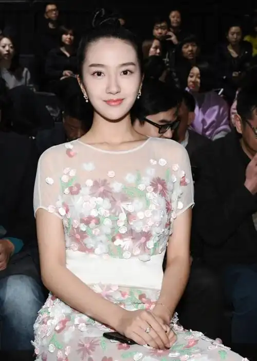 在新学校,许龄月还跟以前一样,但这里的人都很友好,虽然偶尔也有磕磕