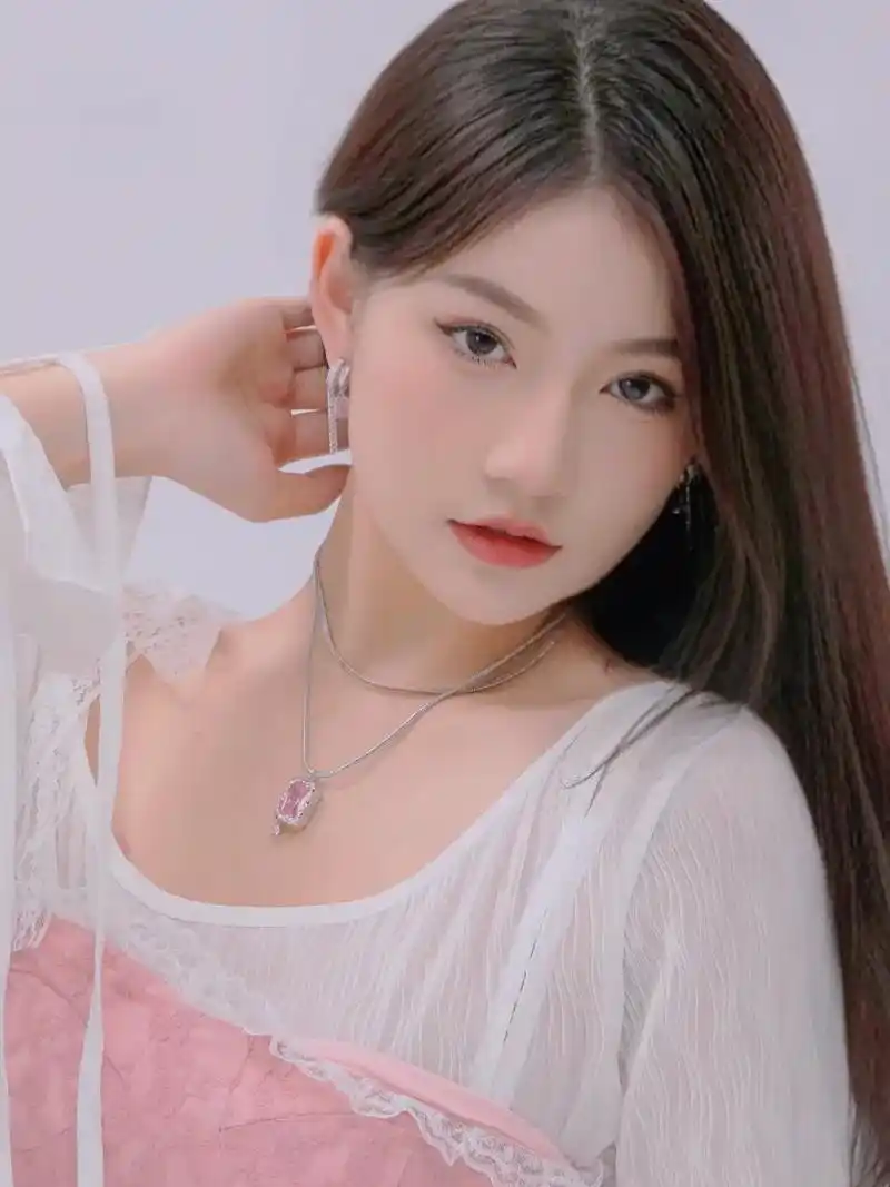 "端木磊坐在琴房,弹着这首歌,于馨在窗口,望着他."#一起来 - 抖音