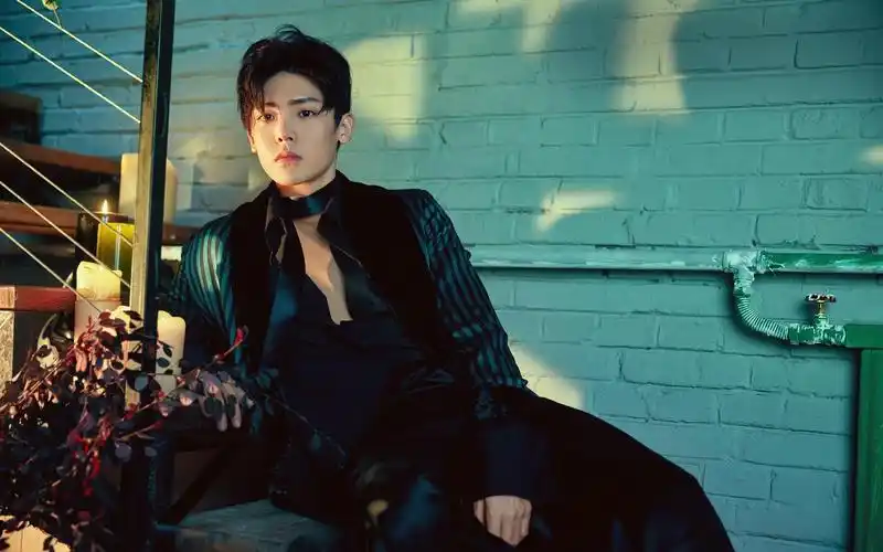 侯明昊帅气写真