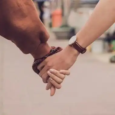 牵手情侣头像真人情侣头像手牵手一左一右