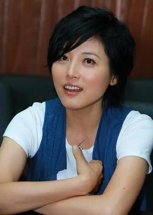 演员张延:嫁大5岁香港丈夫,婚后生一女,如今女儿比她还漂亮_金城_工作