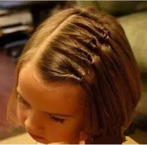 第八款:公主头发型扎法:公主头发型也是适合小女孩的发型之一,这款小