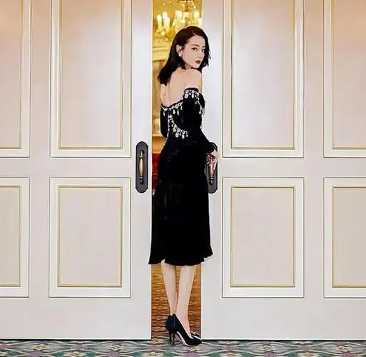 迪丽热巴穿高跟鞋秀美长腿优雅迷人