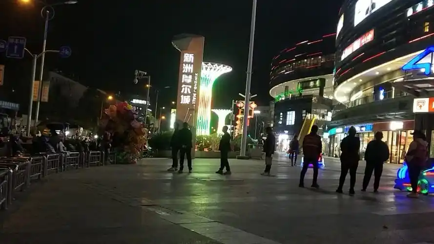 在我们武汉市新洲区邾城街齐安大道最有名的商场晚上夜景