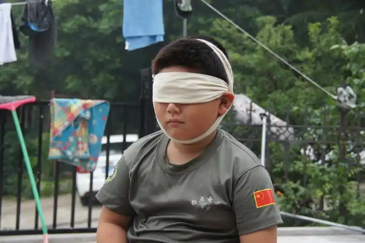 双眼包扎,双眼受伤时容易感染,一定要及时进行包扎!