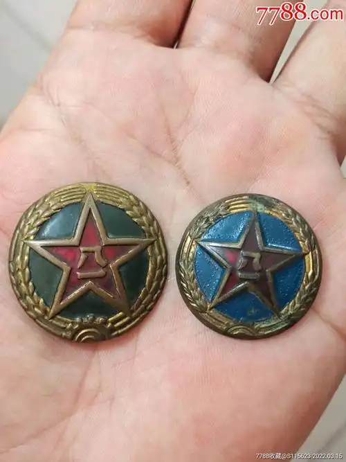 55式薄片大帽徽和解放帽中帽徽好品原漆