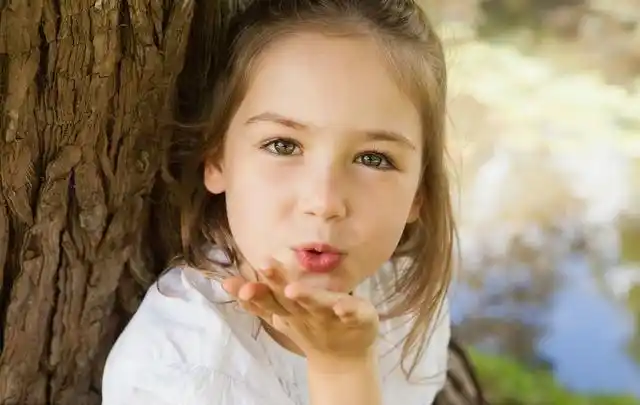 7岁女儿发育过早,妈妈带她去医院,被医生怒斥无知