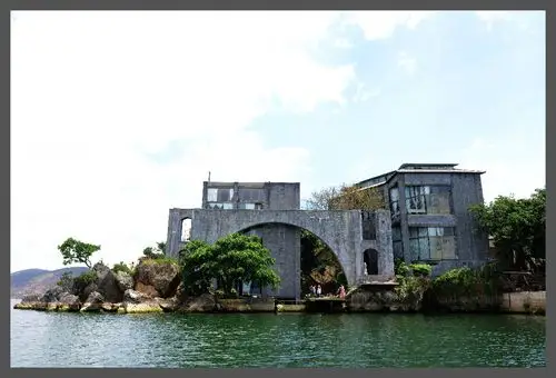 坐落在大理洱海中的舞蹈家杨丽萍的老家别院