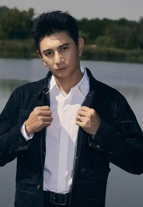 吴奇隆罕晒秋天心情自拍照头发蓬松皮肤紧致帅气依旧_尾巴_上线_照片