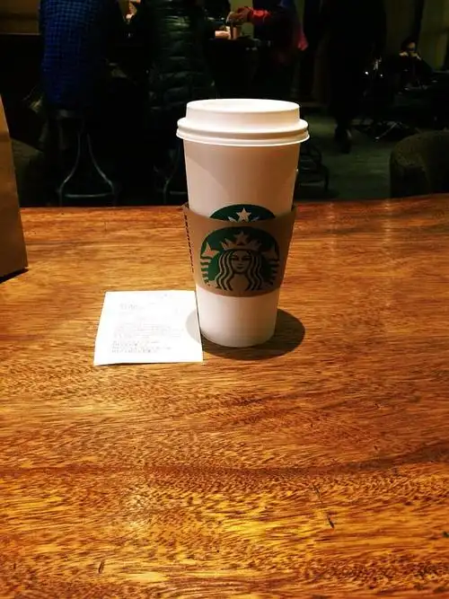 一个人在星巴克喝咖啡是最好的消磨时间方法