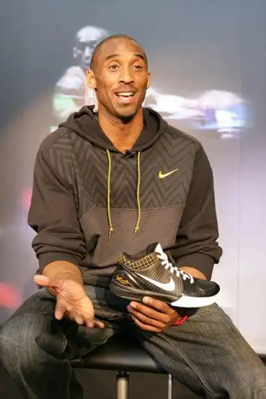 科比手持耐克篮球鞋