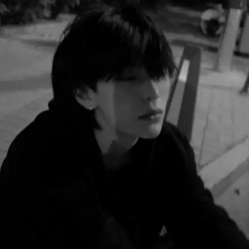 伤感男生头像冷酷帅气正脸黑白