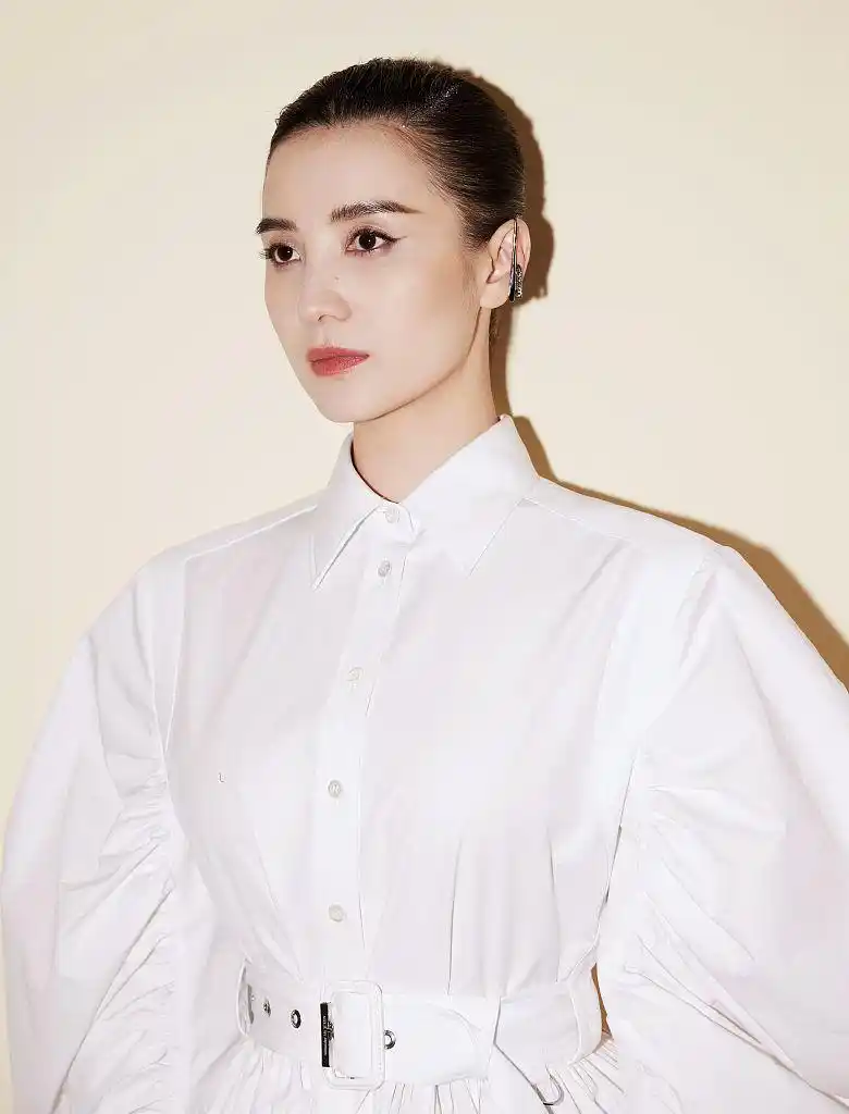 超霸气宋佳宫廷风写真摩登时髦发型利落更衬五官明艳高级