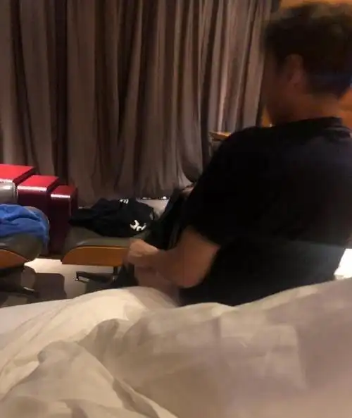 谭咏麟约粉一事再度升级,网友建议:不要再挣扎,不然实锤更多_背影