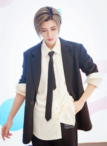 如果是以前我们看到女装大佬或男装大佬我们会觉得他们不伦不类