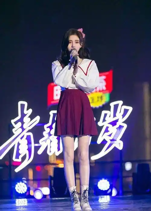 鞠婧祎穿百褶裙亮相"晚会",看到腿长后,确定身高159cm?