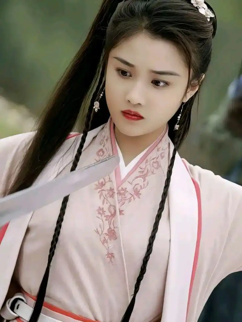 张慧雯古装造型真的是get在我的审美上了,温婉清秀,越看越喜欢#你心中