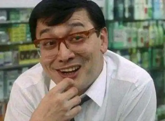 70岁曹查理罕见露面,满脸青筋发际线后移,还自称是大帅哥