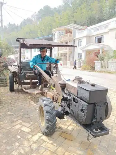 当年的手扶拖拉机现在可算是文物了 ,老甘摆弄起来还那么像回事 !