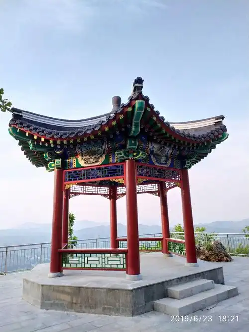 八角亭上尽朝晖