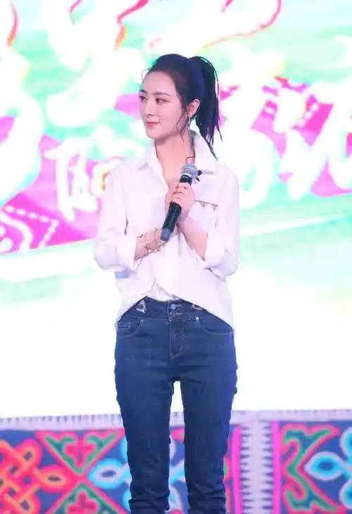 终于知道薇娅之前是干什么的了,穿衬衫配牛仔裤尽显骨感美,原来职前