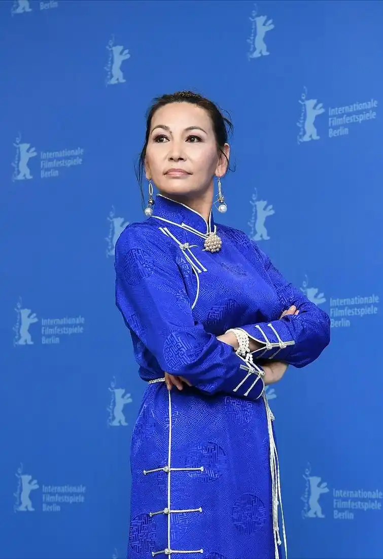 有种"整容"叫艾丽娅结婚,丈夫姚橹没多大变化,她却像换了个人