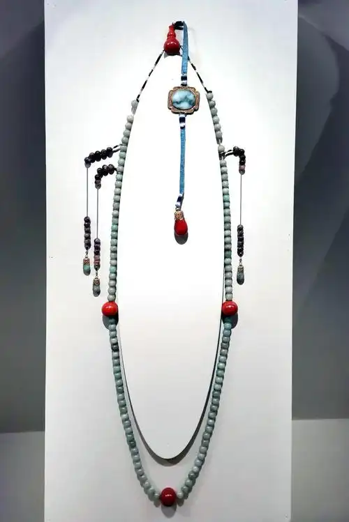 p>朝珠是清代朝服上佩戴的珠串,形状如同和尚胸前挂的念珠.