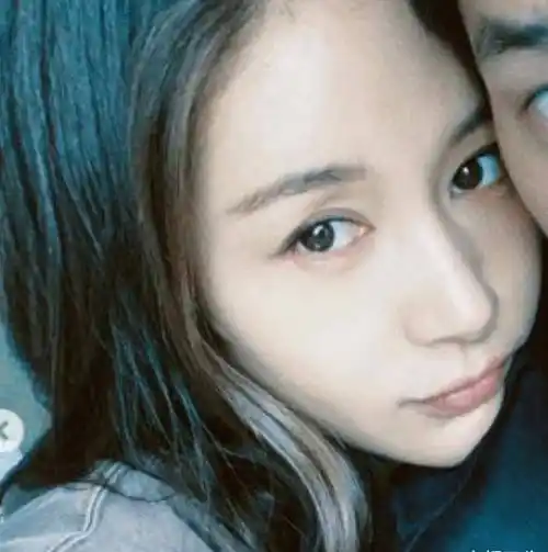 王子文晒与吴永恩合照,两人甜蜜如初,王子文素颜状态却被热议!