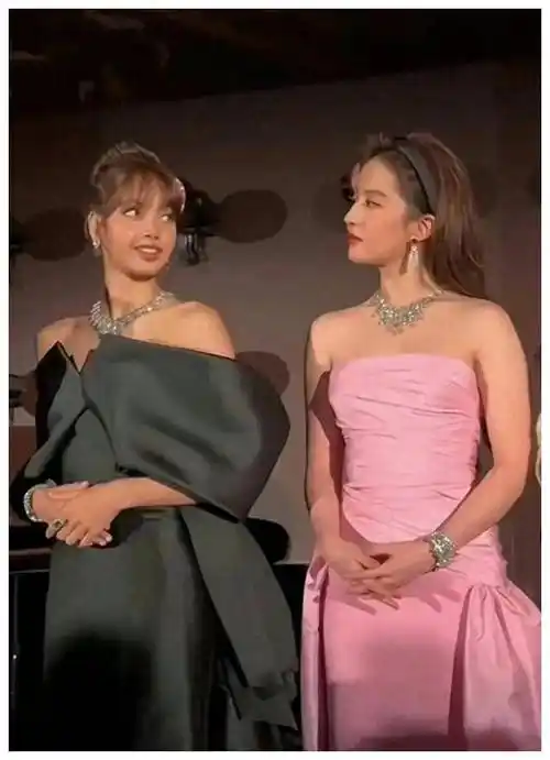 刘亦菲与lisa同框,气质美艳,双星耀眼,细品绝美._女性_照片_明星