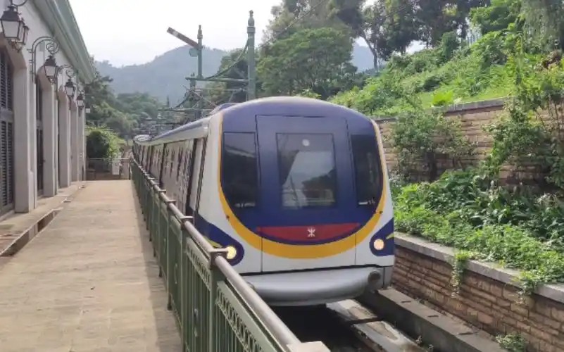 港铁迪士尼线列车迪士尼出站