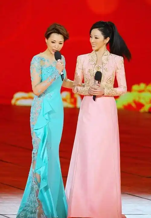 穿透纱蕾丝裙大秀曼妙曲线,抢尽李思思风头_裙子_的设计_造型