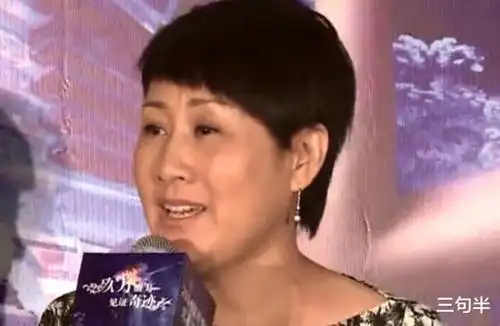 但说到郭冬临的老婆其实令有其人,之前他被拍到与妻子一起外出散步