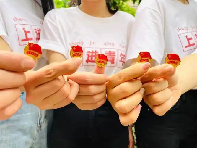 建团百年我与团旗团徽最美合影