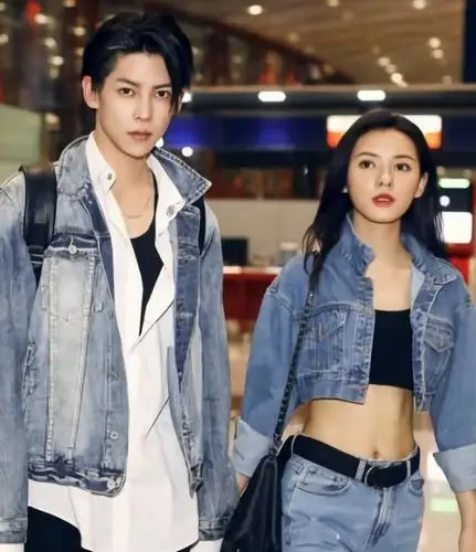 张予曦与男友现身机场玩起你衣我裤的牛仔情侣风甜炸