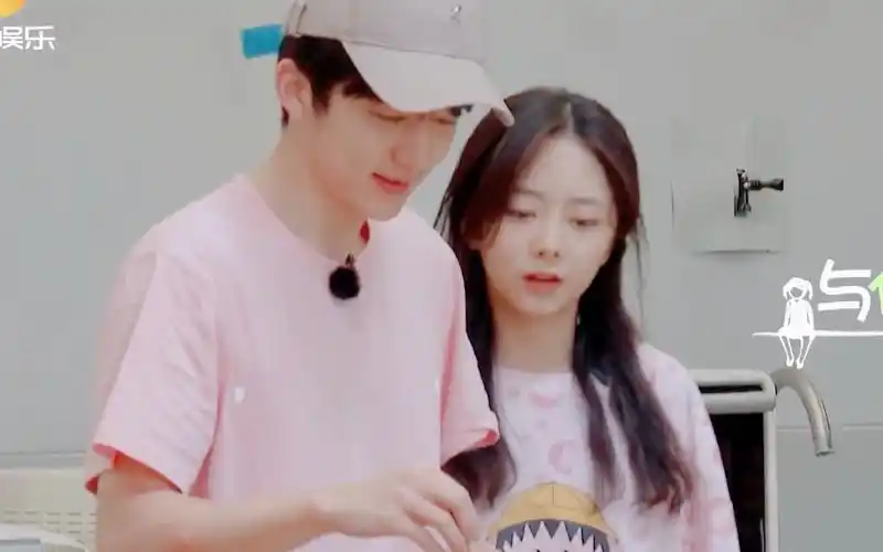 谭松韵张新成橙子哥哥使劲夸小七姐姐漂亮最后自己害羞到脖子都红了第