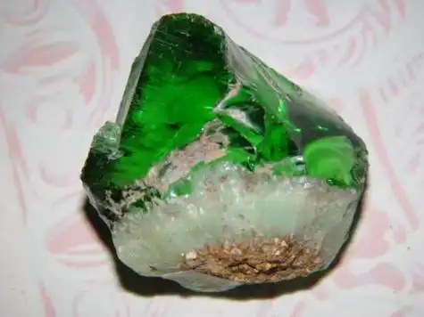 火山喷发出来的熔岩,迅速冷却来不及结晶而形成的一种玻璃质结构岩石