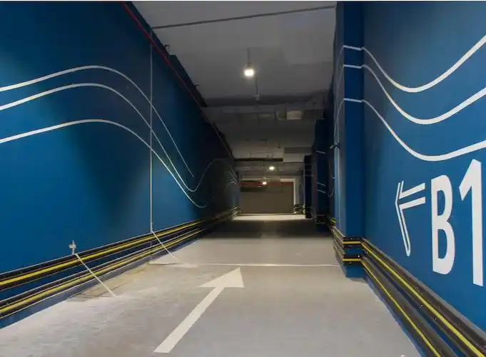 在金站乡小区地下车库,记者遇到了以中国山水画《水墨年画》为原型的"