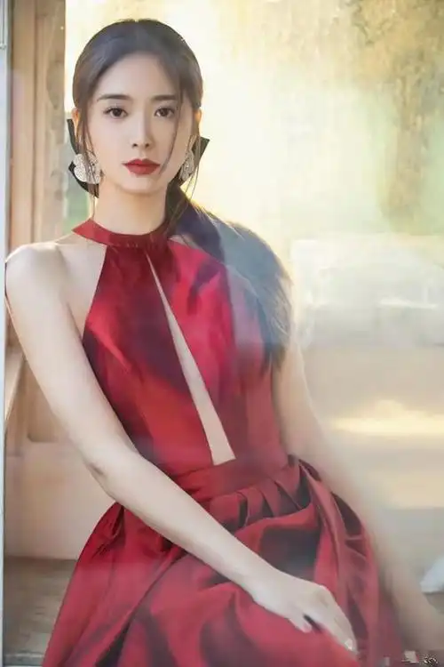 湖南新晋小花旦主持人刘烨高颜值魔鬼身材蕾丝搭配风美呆